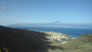 Vue sur San Sebastian. Au fond, Tenerife et son volcan le Teide 